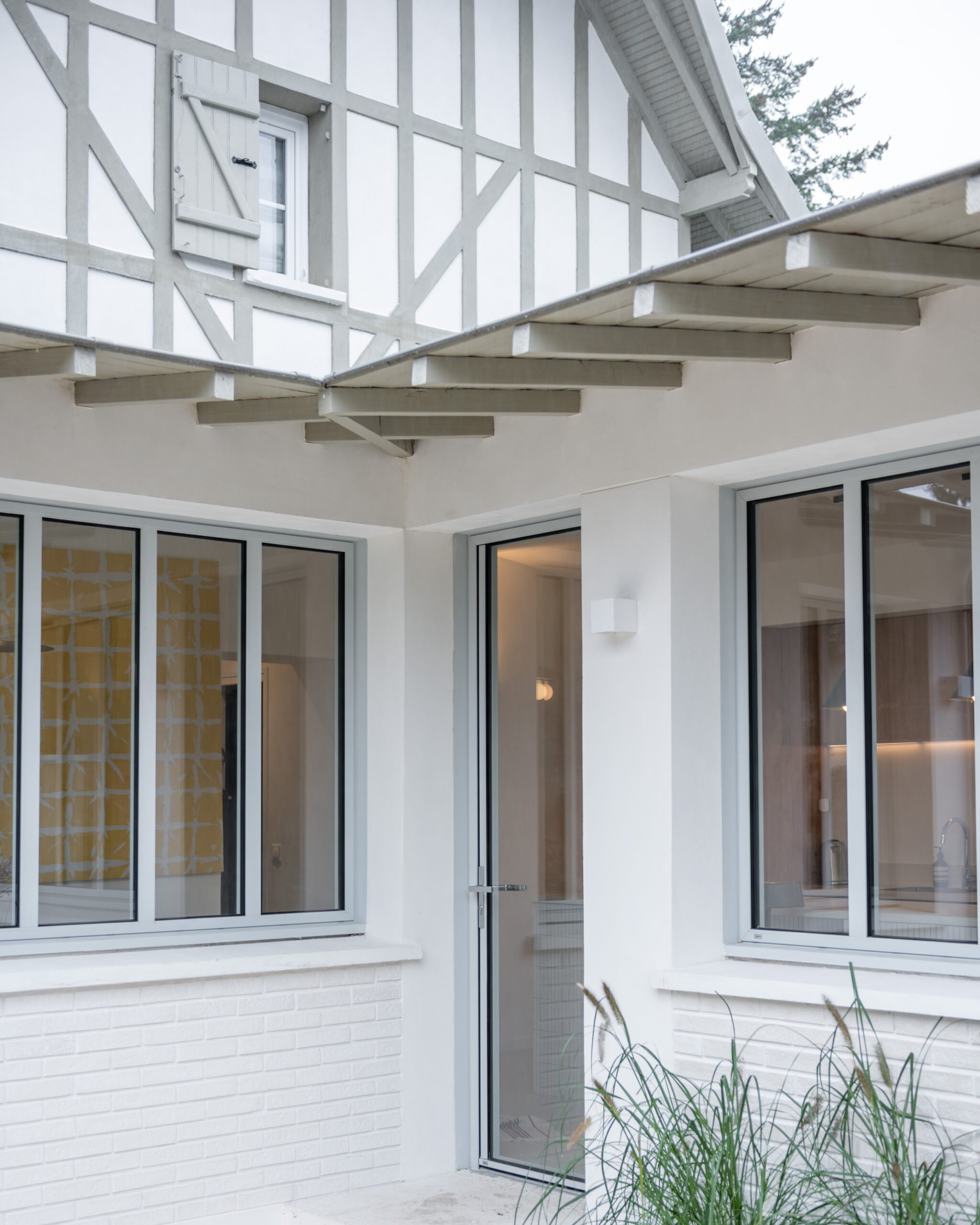 ADN photo maison blanche architecte porte et fenêtres